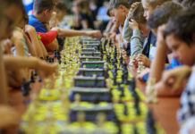 Młodzi szachiści znów opanują Spodek Szachiści myślący nad ruchem