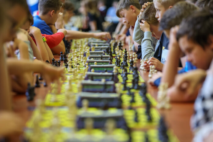 Szachiści myślący nad ruchem