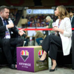 Katowice szachową stolicą Europy w 2026 roku Dwie osoby siedzą i rozmawiają