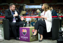 Katowice szachową stolicą Europy w 2026 roku Dwie osoby siedzą i rozmawiają