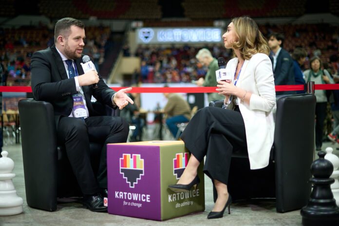 Dwie osoby siedzą i rozmawiają