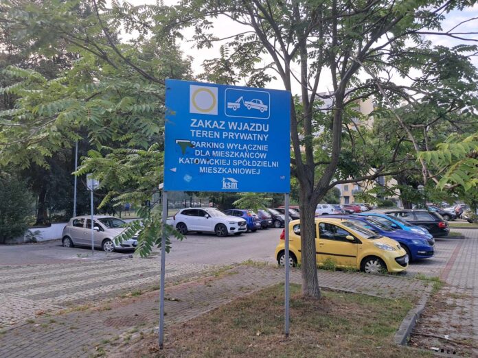 Tablica informująca o parkowaniu