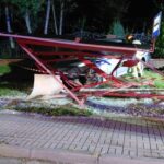 Rozpędzone BMW zmiażdżyło przystanek! Kierowca i pasażer uciekli