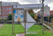 Chuligański wybryk na ulicy Bogucickiej w Katowicach Rozwalona tablica z ogłoszeniami