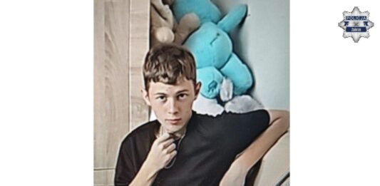 Policja szuka 17-letniego Kacpra Miękina. Nastolatek wyszedł z domu i nie wrócił zdjęcie zaginionego chłopaka w czarnej koszulce