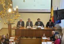 Rada Miasta Katowice – poradnik mieszkańca Rada Miasta Katowice. Posiedzenie rady w sali obrad, przy głównym stole kilku prowadzących, wokół pozostali uczestnicy.