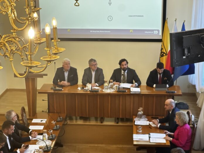 Rada Miasta Katowice. Posiedzenie rady w sali obrad, przy głównym stole kilku prowadzących, wokół pozostali uczestnicy.