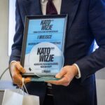 Wystartowała VI edycja konkursu Katowizje – wyróżnienie dla firm społecznie odpowiedzialnych Mężczyzna trzymający dyplom