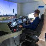 Nowa jakość kształcenia zawodowego w katowickim Zespole Szkół nr 7 Chłopak przy symulatorze kolei