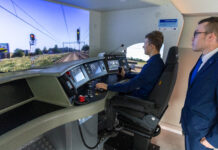 Nowa jakość kształcenia zawodowego w katowickim Zespole Szkół nr 7 Chłopak przy symulatorze kolei