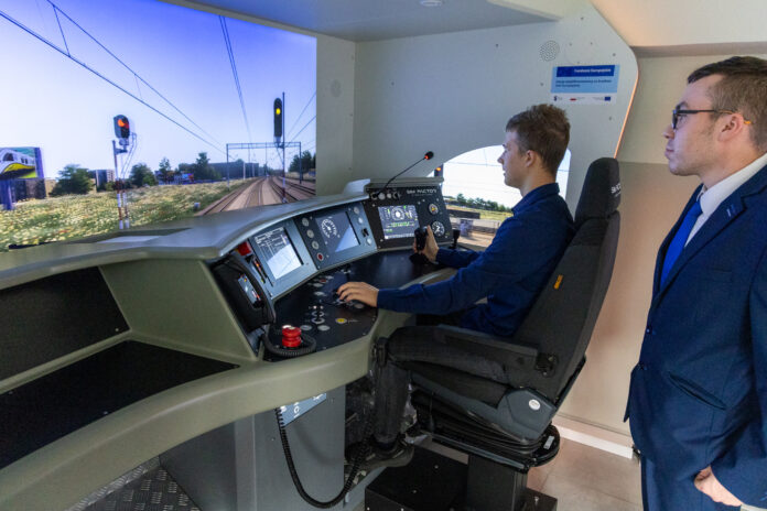 Symulator prowadzenia pociągu_fot. S. Rybok Chłopak przy symulatorze kolei