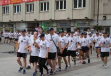 Katowice gospodarzem Pucharu Świata w zunifikowanej siatkówce Ludzie w sportowych strojach na Rynku