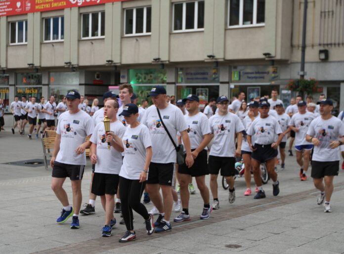 Ludzie w sportowych strojach na Rynku