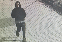 Policja prosi o pomoc w identyfikacji mężczyzny podejrzewanego o zniszczenie mienia Mężczyzna w kapturze