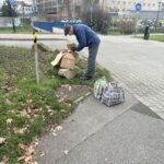 Budka się rozsypała, idea została. Książkowa wymiana przy osiedlu “Gwiazdy” trwa Pan pakujący książki do do kartonu