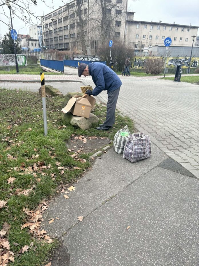 007297c0-0fea-4712-8d3b-6784bd6350d3 Pan pakujący książki do do kartonu