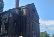 Efekt Rokity – czy chodzi tylko o modę na Śląsk? Grupa ludzi przy budynku przemysłowym