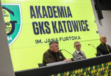 Akademia GKS Katowice otrzymuje imię Jana Furtoka. Klub upamiętnia swoją największą legendę Prezes na tle baneru Akademii GKS Katowice