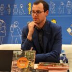 Bytom, którego już nie ma — oczami katowiczanina Mężczyzna siedzący i trzymający mikrofon