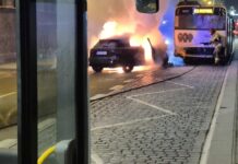 Auto zapłonęło po uderzeniu w autobus. Ulica Skargi całkowicie zablokowana