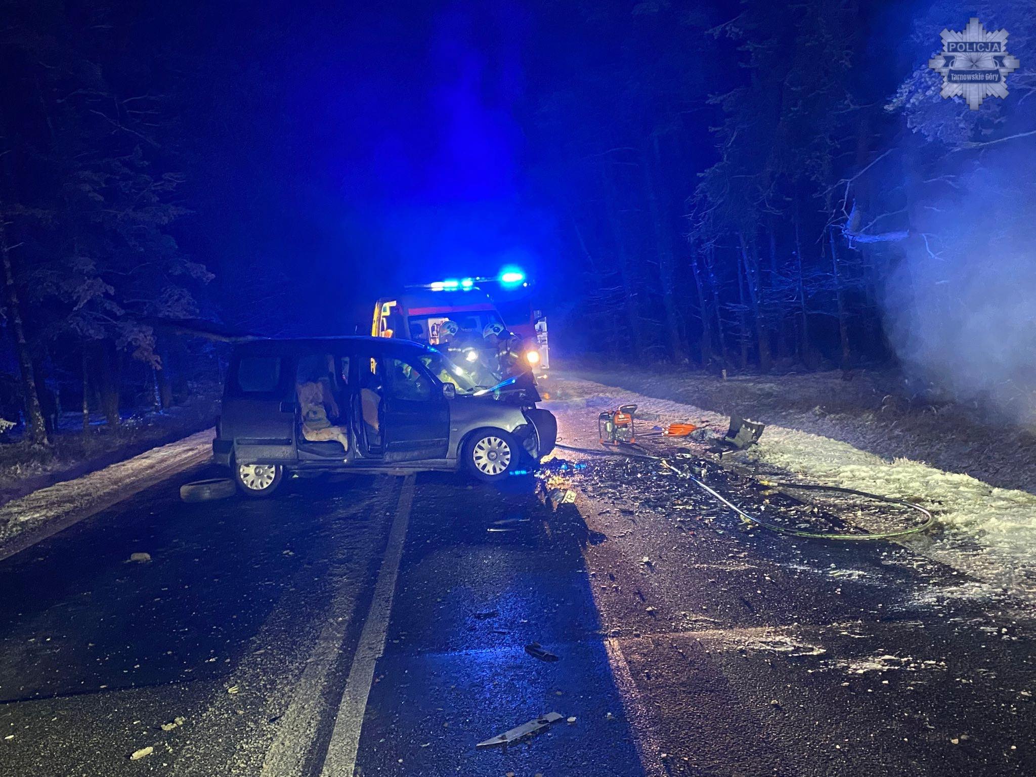 Poważny wypadek na DK11. Samochód wpadł do rowu