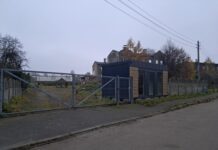 Nowa inwestycja przy Chromika 17. Co zmieni się na Zawodziu? Niski przeszklony budynek z lewej strony brama