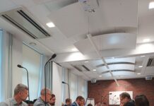 Dialog społeczny i służebność do działki KSM — kluczowy spór wokół nowej inwestycji Ludzie na komisji rady miejskiej, przy mikrofonach