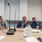 Katowice walczą o miliony z dotacji. „Szkoła w Chmurze” w centrum nieprawidłowości Mężczyźni siedzący na krześle