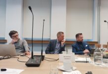 Katowice walczą o miliony z dotacji. „Szkoła w Chmurze” w centrum nieprawidłowości Mężczyźni siedzący na krześle