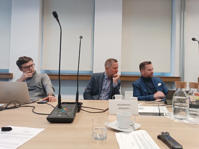 IMG_20251117_121303 Mężczyźni siedzący na krześle