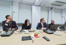 Katowice podsumowują współpracę z miastami partnerskimi i organizacjami międzynarodowymi Ludzie siedzący za biurkiem