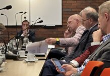 Wniosek o audyt w spółkach miejskich. Radny PiS pyta o zatrudnianie radnych i ich rodzin radni za stołem w trakcie posiedzenia komisji rady