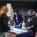 Infoshare Katowice 2025 – największa konferencja technologiczna w regionie Ludzie stojący przy tablicy interaktywnej