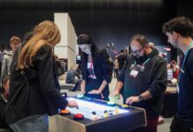 Infoshare Katowice 2025 – największa konferencja technologiczna w regionie Ludzie stojący przy tablicy interaktywnej