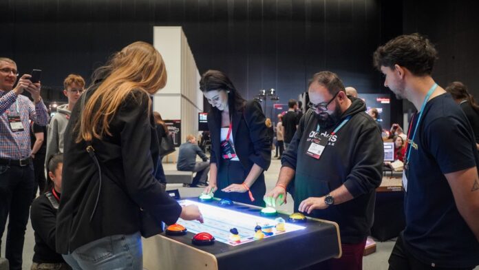 Katowicki Infoshare to doskonała okazja do networkingu_fot. KAW Ludzie stojący przy tablicy interaktywnej