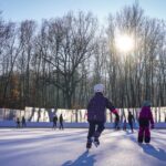 Zima w Katowicach rusza pełną parą. Lodowiska MOSiR-u już otwarte, a Szopienice szykują magiczne Mikołajki Dzieci na lodowisku