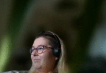 Magdalena Truchan: rodzice bardzo we mnie wierzyli Kobieta na wózku ze słuchawkami na głowie