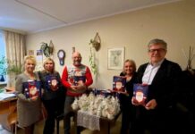 Ciepło na święta. Fundacja zaprasza do akcji Ludzie trzymający paczki