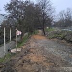 Koniec „survivalu” nad Rawą. Trwa budowa bezpiecznego przejścia Usyp z ziemi, po lewej stronie barierka