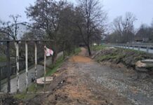 Koniec „survivalu” nad Rawą. Trwa budowa bezpiecznego przejścia Usyp z ziemi, po lewej stronie barierka