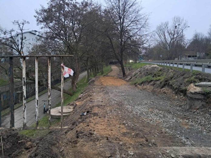 bce55bfb-8ee4-44db-a981-e8846689dfd2 Usyp z ziemi, po lewej stronie barierka