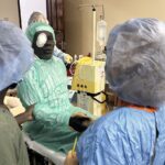 Gdy cukrzyca odbiera wzrok – Polacy pomagają. Człowiek z opatrunkiem na oczy