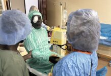 Gdy cukrzyca odbiera wzrok – Polacy pomagają. Człowiek z opatrunkiem na oczy