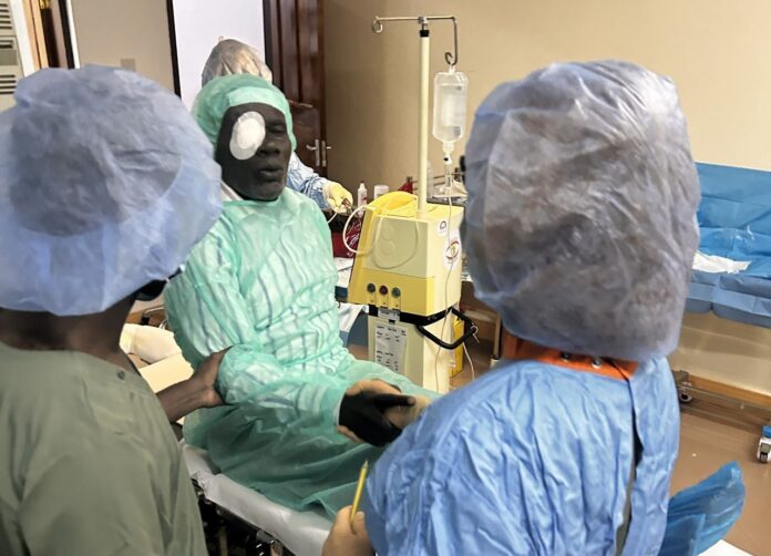 fot. Okuliści dla Afryki (2) Człowiek z opatrunkiem na oczy