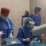 Katowice: 49-latka ze starczowzrocznością znów widzi ostro dzięki „blend zone” Kobieta w maszynie sprawdzającym wzrok