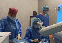 Katowice: 49-latka ze starczowzrocznością znów widzi ostro dzięki „blend zone” Kobieta w maszynie sprawdzającym wzrok