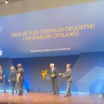 Okulus Plus z Katowic zwycięzcą nagrody Ludzie stojący na scenie