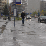 „Dżungla zamiast miasta”. Nagranie z Sokolskiej pokazuje ogromne braki w dostępności Męzczyzna z białą laską szukający przystanku w tle auta