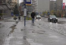 „Dżungla zamiast miasta”. Nagranie z Sokolskiej pokazuje ogromne braki w dostępności Męzczyzna z białą laską szukający przystanku w tle auta