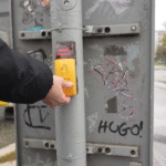 Miasto głuche na potrzeby niewidomych? Nagrania pokazują bolesną prawdę Przycisk na przejściu dla pieszych